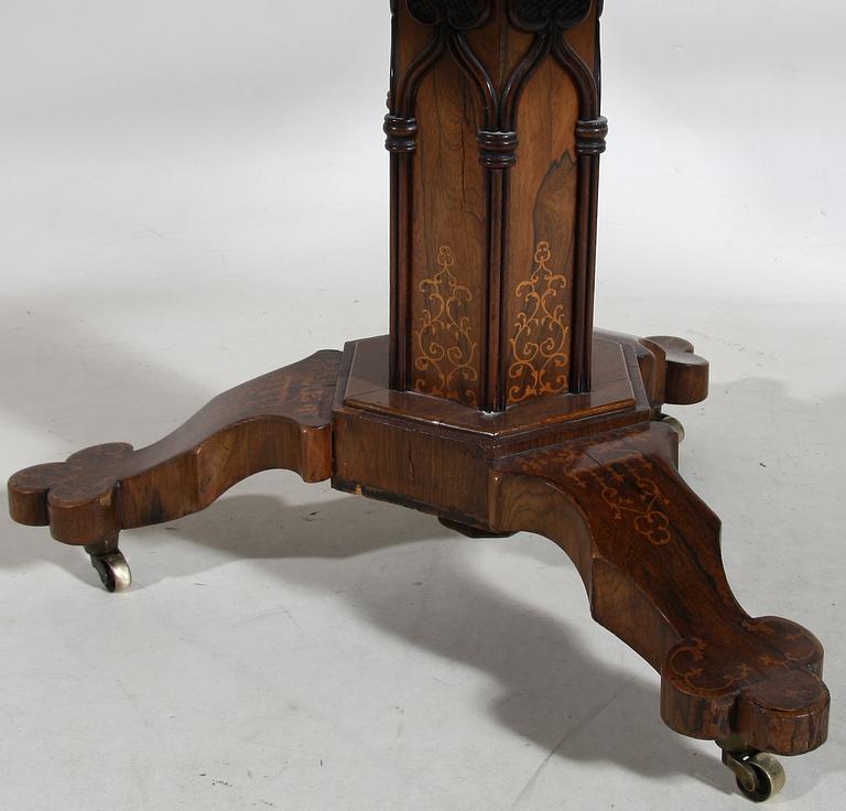SALONGSBORD. Nygotik, 1800-talets andra hälft.