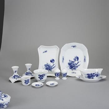 SERVISDELAR, 63 delar, porslin, "Blå blomst", Royal Copenhagen.