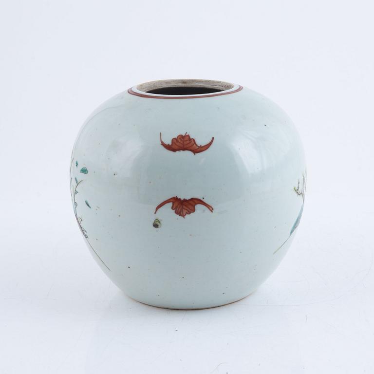 A porcelain urn, China, early 20th century.