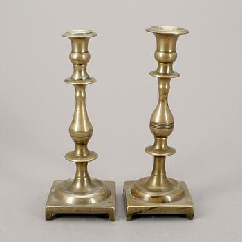 LJUSSTAKAR, 2st, mässing, 1800-tal.