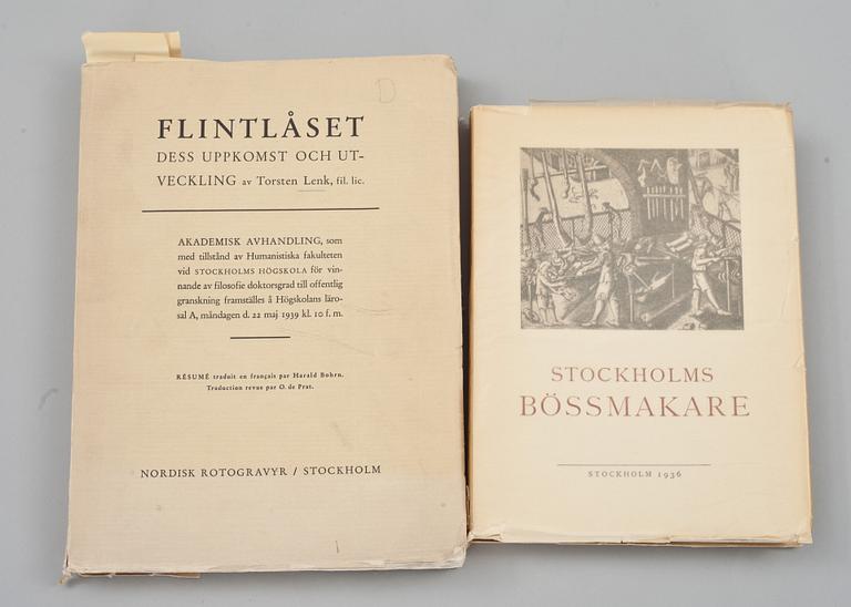PARTI VAPENBÖCKER, 2 st, bl a "Flintlåset och dess uppkomst och utveckling" av Torsten Lenk, Stockholm, 1939.