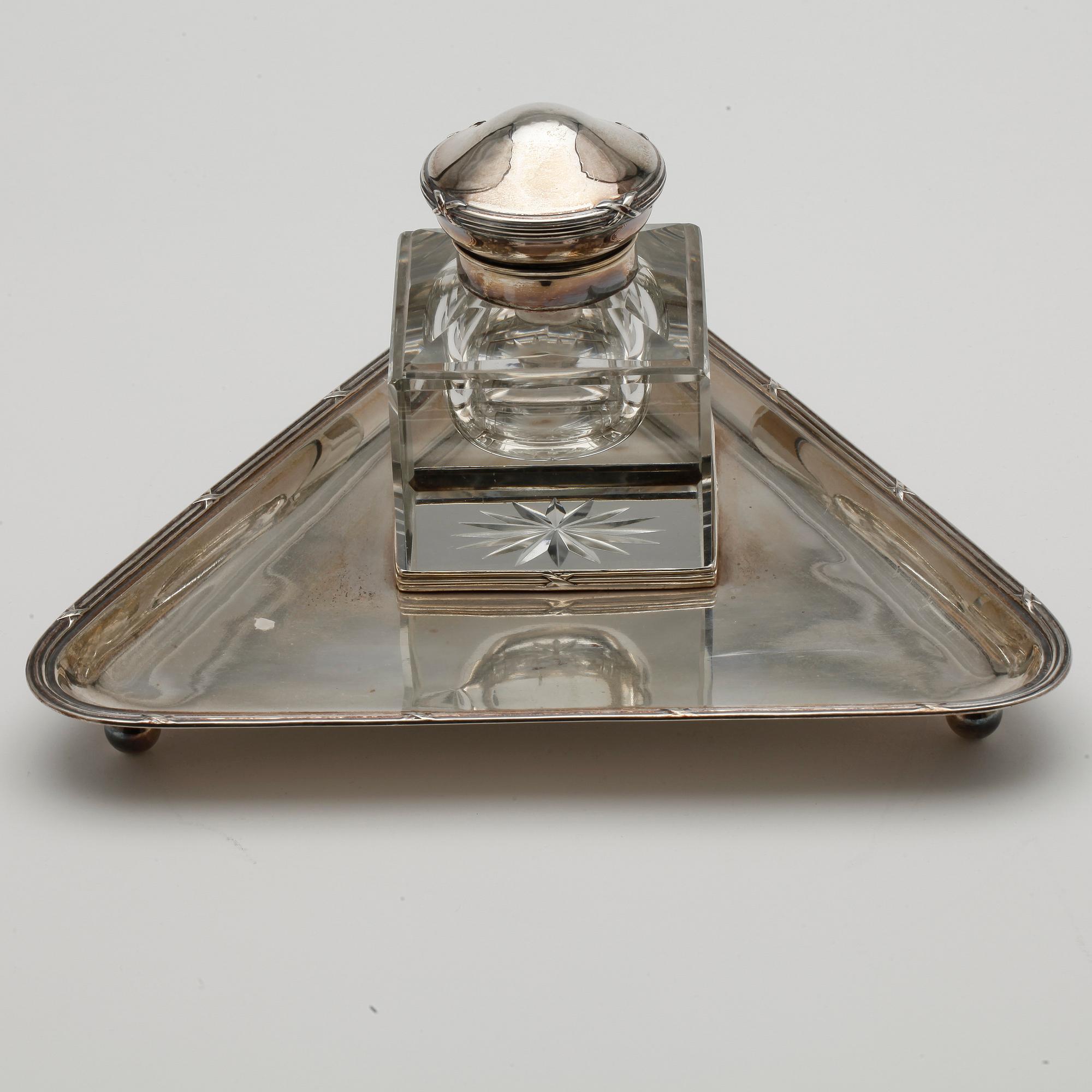 BLÄCKSTÄLL, silver och glas, Stockholm 1918. Total silvervikt ca 238 gram.