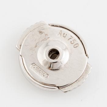 A pair of earrings in 18K gold set with round brilliant-cut diamonds.