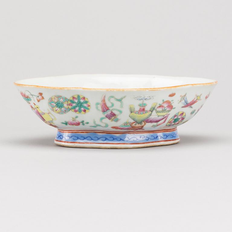 A CHINESE PORCELIAN BOWL, late Qing dynasty, circa 1900.
