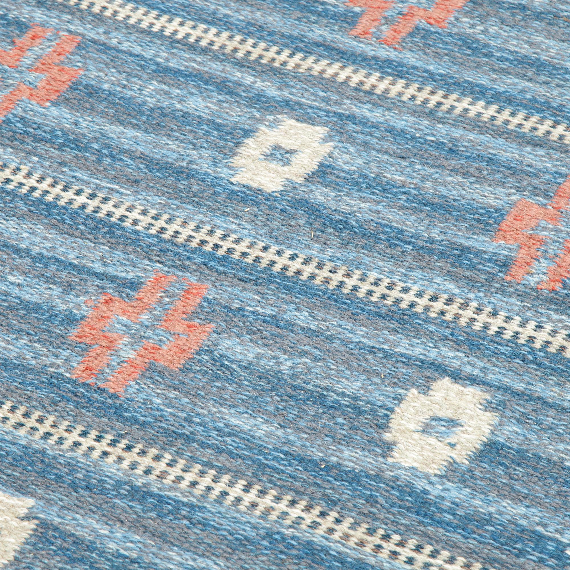 A carpet, flat weave, ca 199 x 122,5-125,5 cm, signed S.H. (possibly Svensk Hemslöjd).