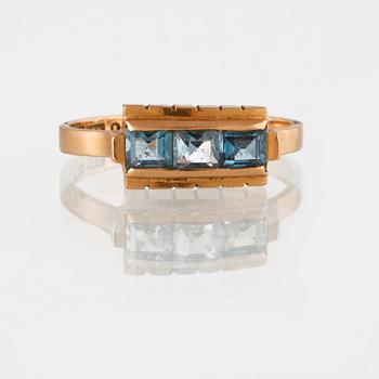 RING, 18K guld med 3 fasettslipade syntetiska spineller, troligtvis Hugo Grun & Co, Stockholm, 1955. Vikt 3,9 gram.
