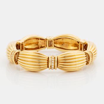 496. An 18K gold bracelet set with round brilliant-cut diamonds.