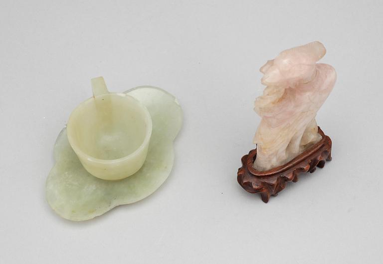 KOPP MED FAT samt FIGURIN, nefrit och rosenkvarts, Kina, 1900-tal.