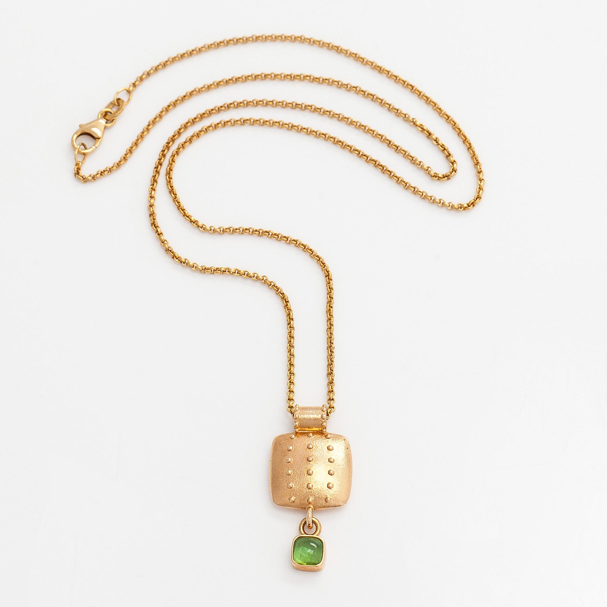Kalevala Koru, hänge och ked, 14K guld, peridot, 2017.