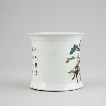 A Chinese porcelain brush pot, 20th century.