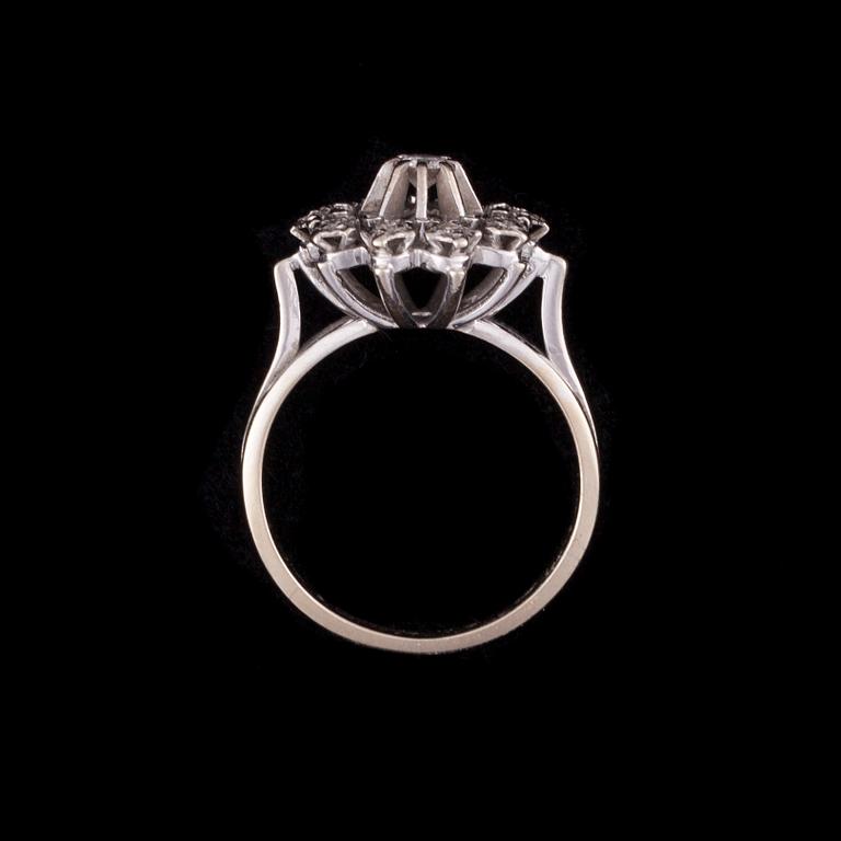 RING, 18K vitguld, diamanter. Vikt ca 4,8 g.
