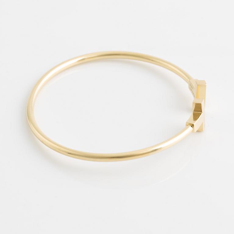 A Tiffany & Co 18K gold "T" bracelet.
