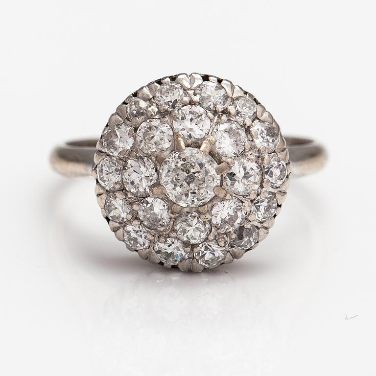 Ring, 18K vitguld och diamanter ca 1.00 ct tot. Hallbergs Guldsmeds Ab, Stockholm 1959.