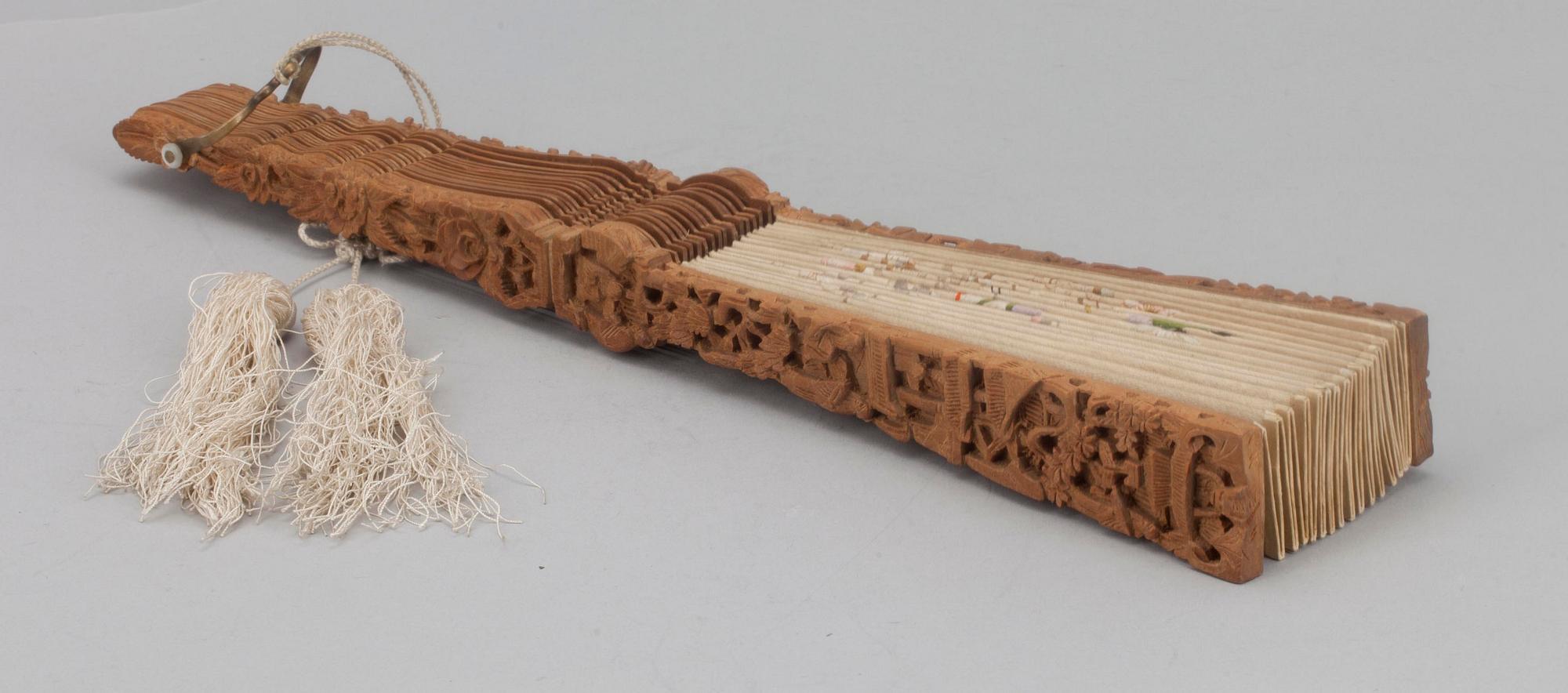 SOLFJÄDER samt ETUI, Kina 1800-talets slut.