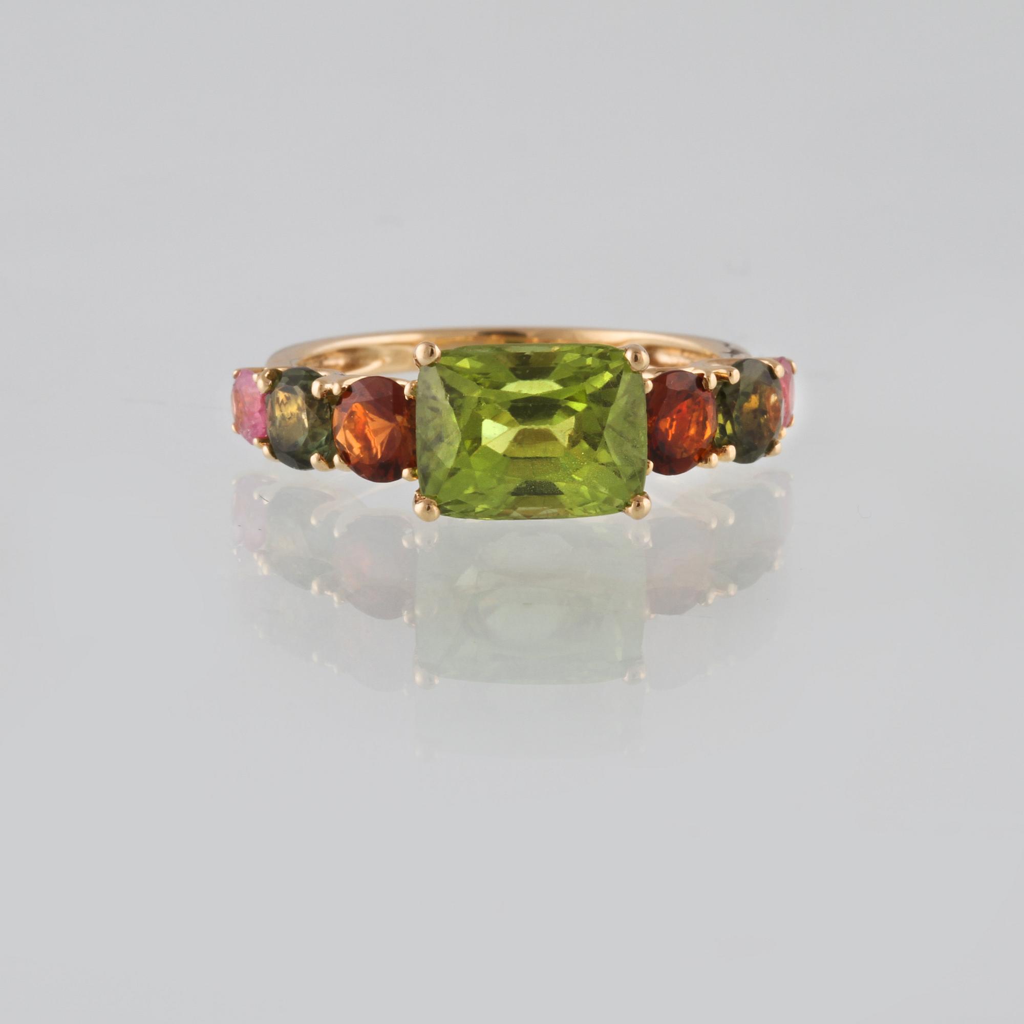 RING, 18K guld med fasettslipad peridot ca 3,02 ct samt turmaliner ca 1.25 ct. Vikt 3,7 gram.