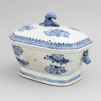 A Chinese blue and white dish with cover, tureen with cover, a strainer and a dish, Qing dynasty, Qianlong and Jiaqing.