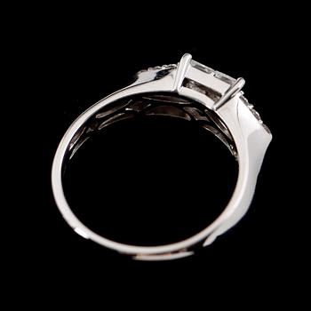 RING, 18 vitguld, diamanter totalt 0.94 ct. Vikt 4 g.