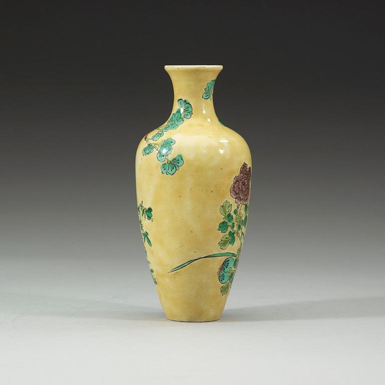 A famille verte vase, Qing dynasty (1644-1912).