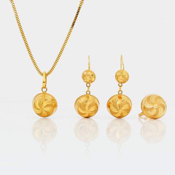 ÖRHÄNGEN, RING, HÄNGE samt kedja, troligen 21 K guld och mellanöstern. Vikt ca 16,14 g.