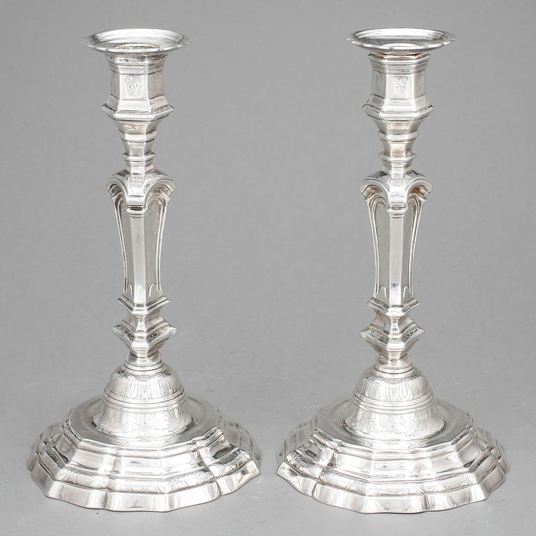 LJUSSTAKAR, ett par, brons, senbarock, 1700-tal.