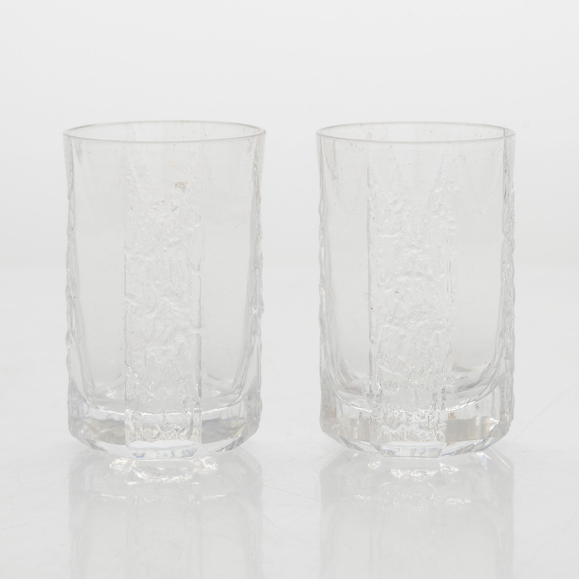 Timo Sarpaneva, prototyyppejä, pulloja 4 kpl ja snapsilaseja, 6 kpl valmistettu Karhulan/Iittalan lasitehtaalla 1976.