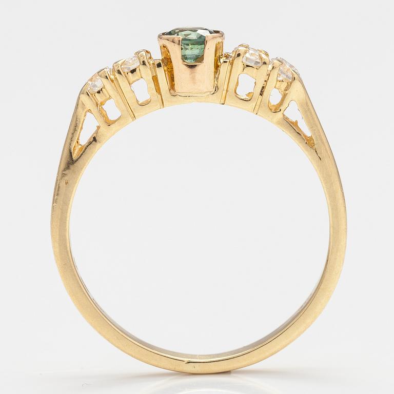 RING, 18K guld, grön safir, diamanter ca 0.24 ct tot. Finska importstämplar, 1987.