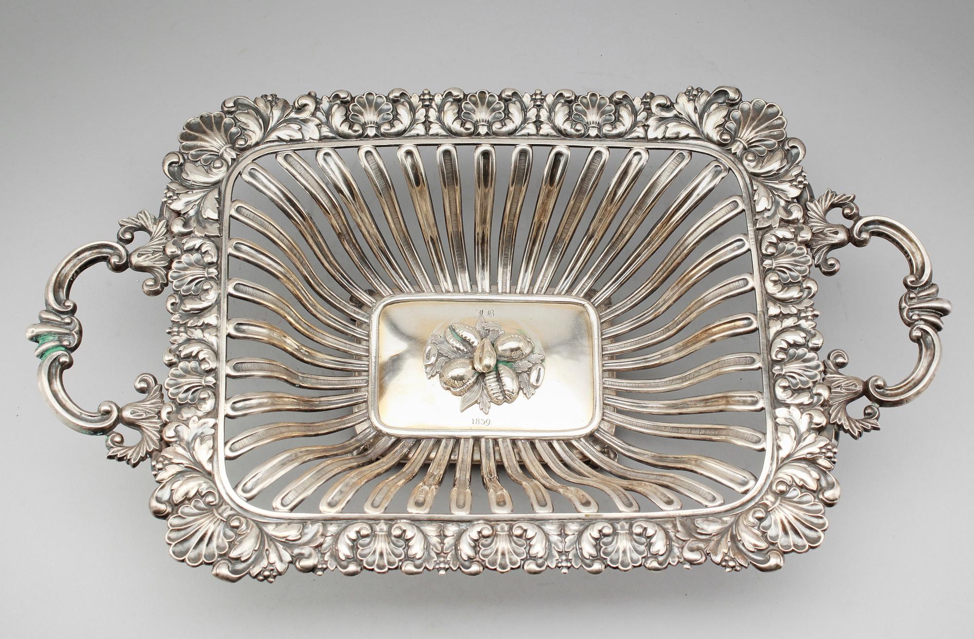 BRÖDKORG, silverplåt, 1800-talets  första hälft. Vikt ca 434 gram.