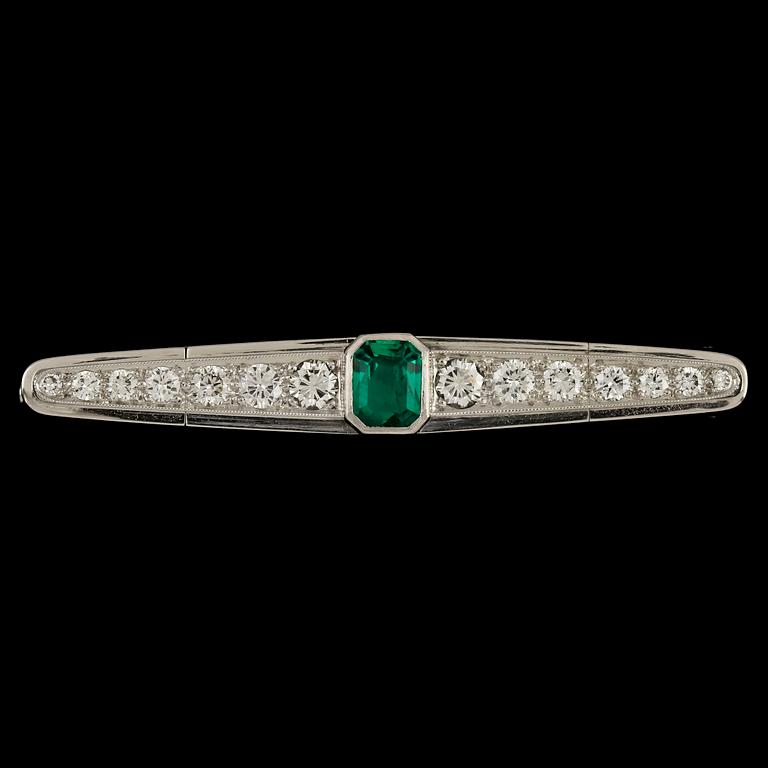 An emerald and brilliant cut diamond brooch, tot. app. 1.30 cts.