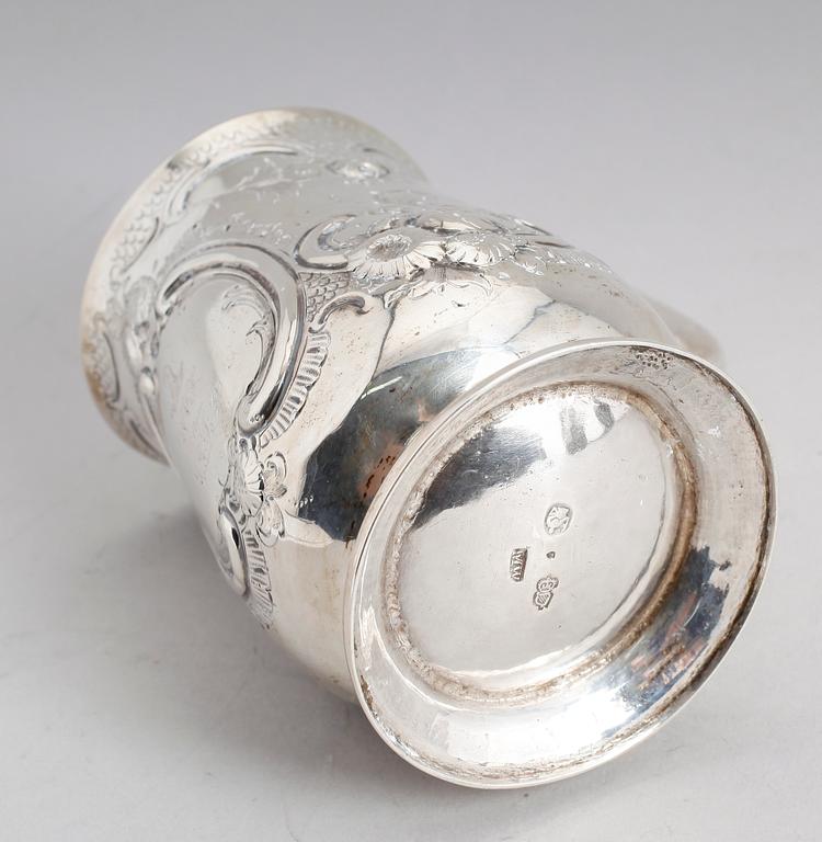 MUGG, silver, Matthew West, Dublin, 1700-talets andra hälft. Vikt ca 236 gram.