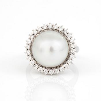 RING, 18K vitguld med odlad 'South Sea' pärla och diamanter totalt ca 0.53 ct. Total vikt ca 10,1 g.