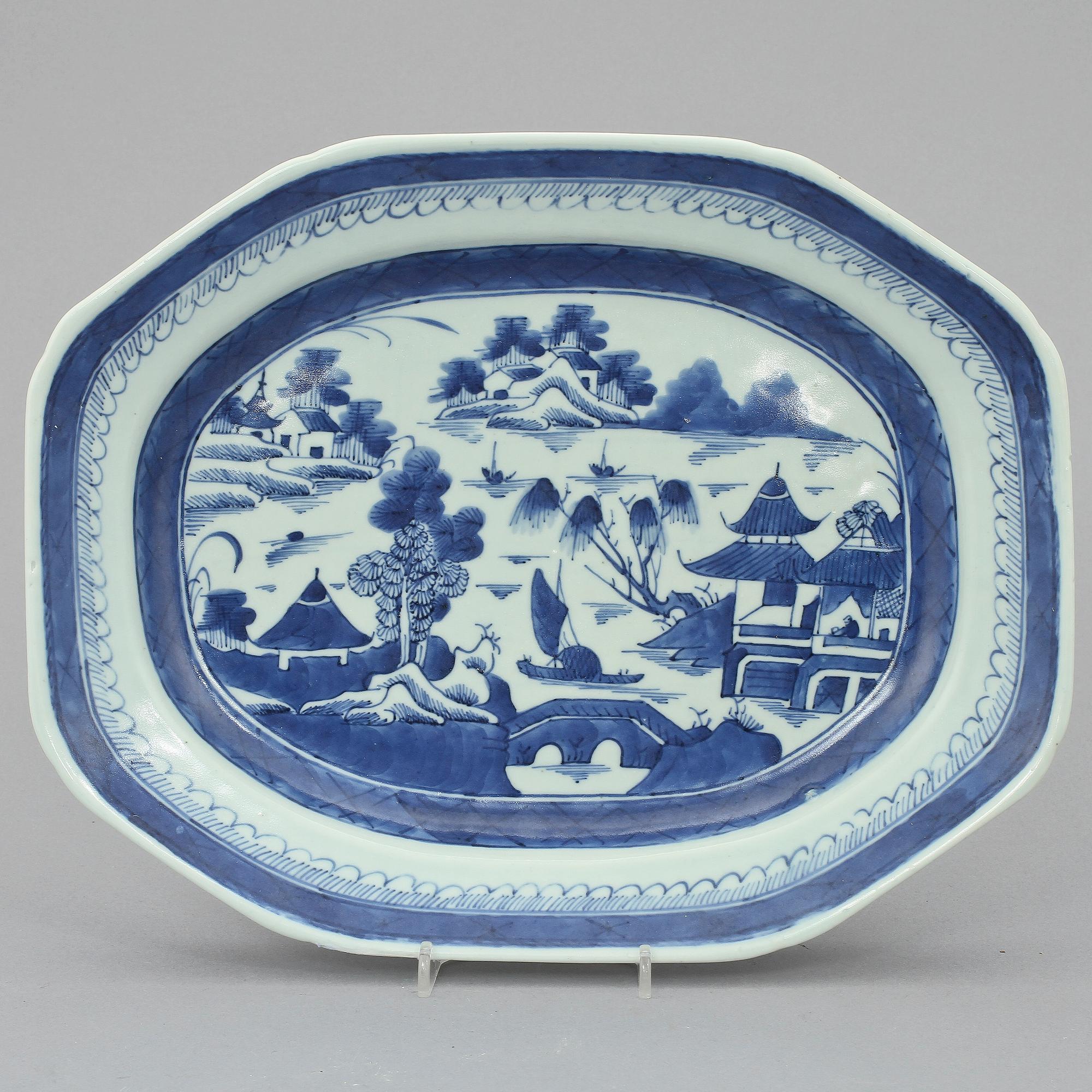 STEKFAT samt UNDERFAT, porslin, Kina, 1800-tal.