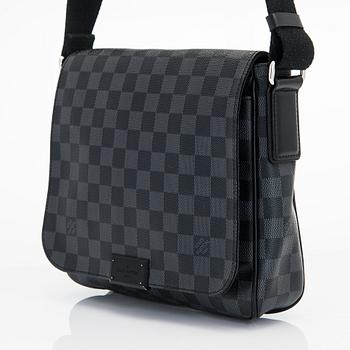 Louis Vuitton, väska, "District PM Messenger".