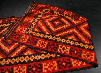 MATTA, semiantik kelim. Kelly, ca. 406x137.