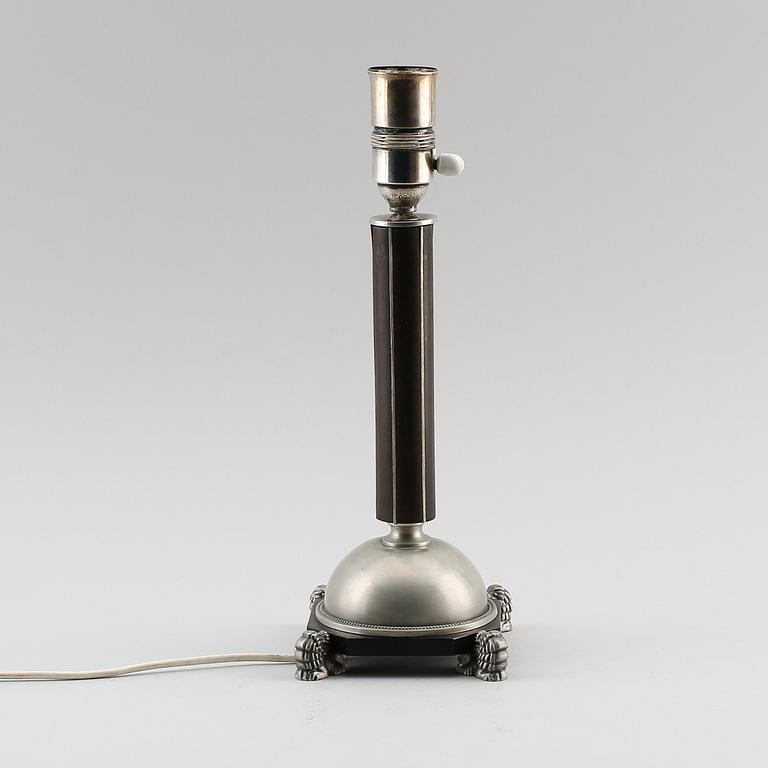 BORDSLAMPA, tenn och svärtat trä, 1900-talets första hälft.
