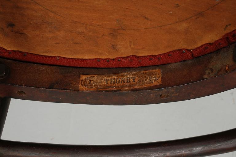 KARMSTOLAR, ett par, etikettmärkta Thonet, 1900-talets början.