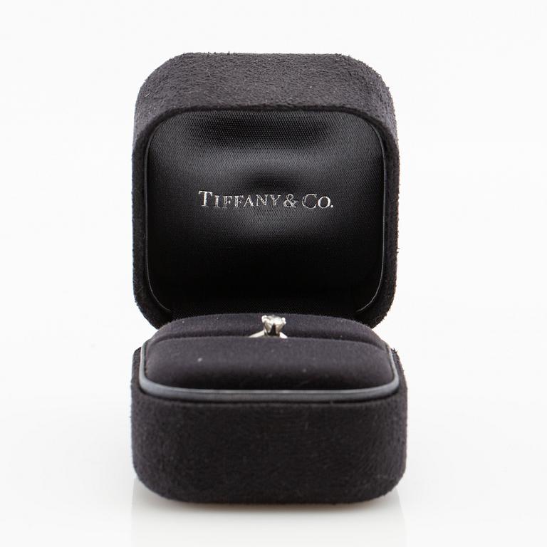 Tiffany & Co, ring, solitär, platina med briljantslipad diamant.
