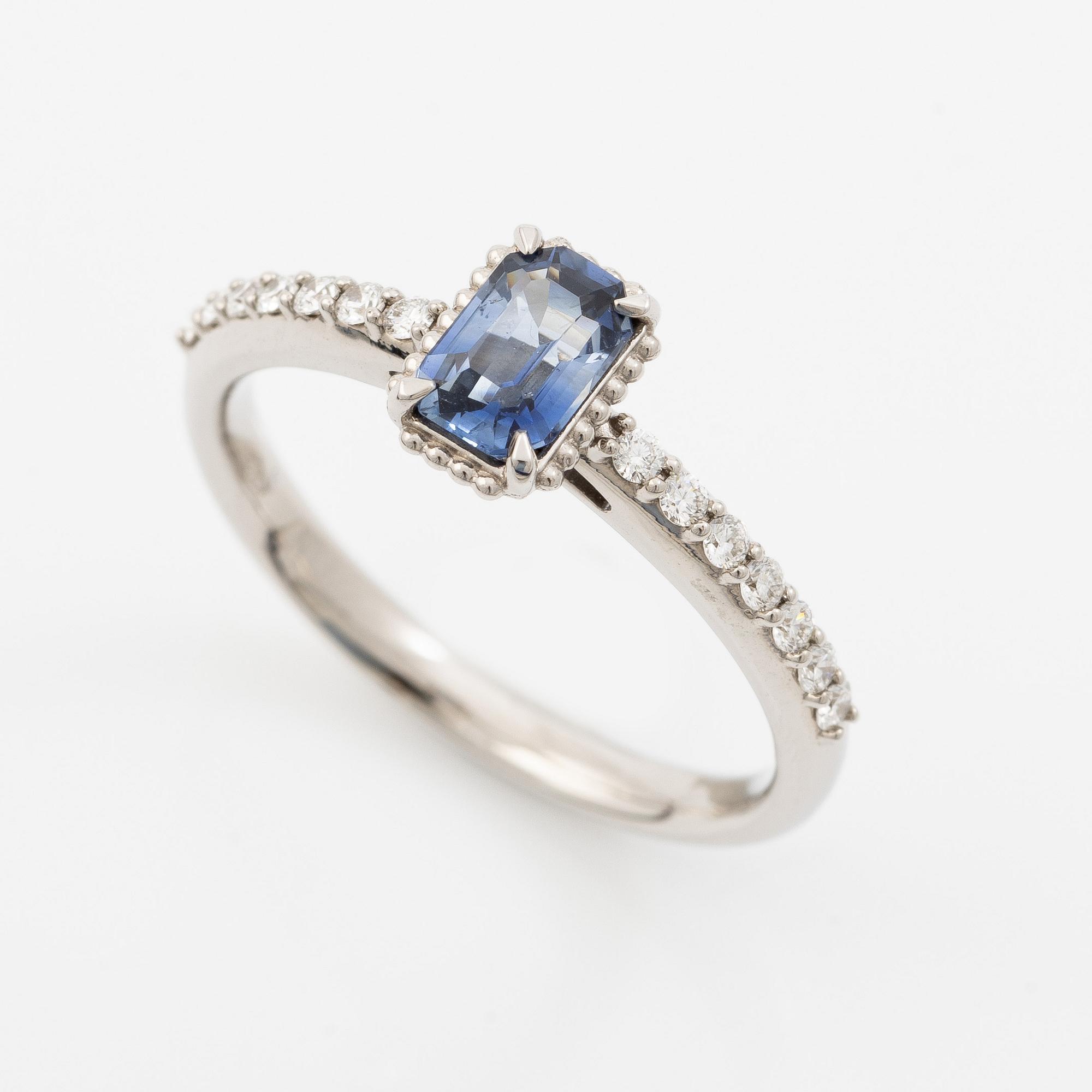 Ring 14K white gold with sapphire and brilliant-cut diamonds.