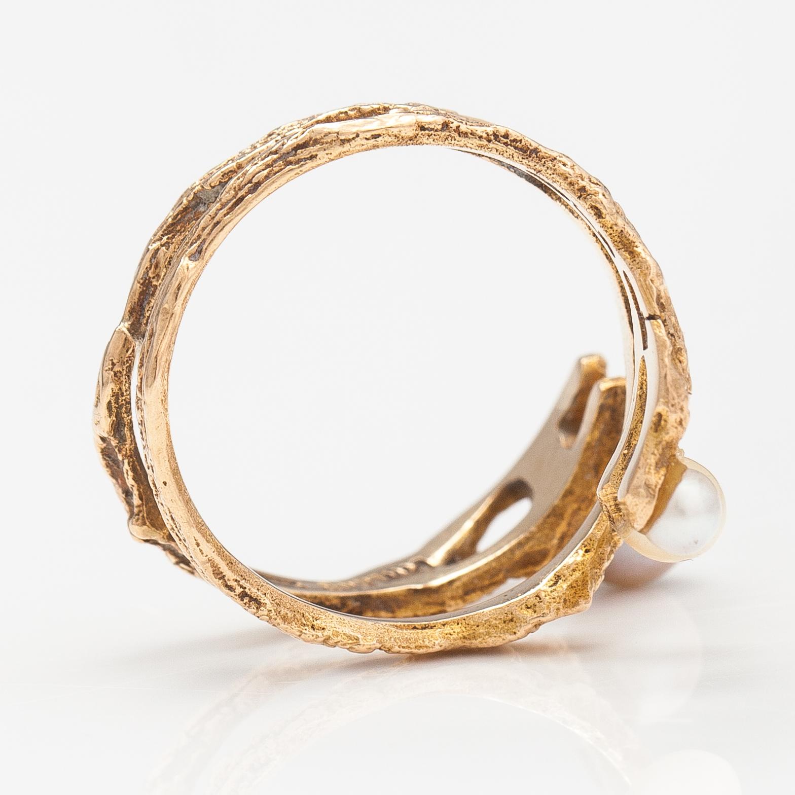 Björn Weckström, A 14K gold ring "Octobus" with cultured pearls. Lapponia 1971.