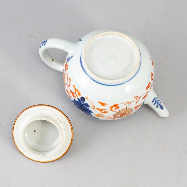 An imari teapot with cover, Qing dynasty, Qianlong (1736-95).