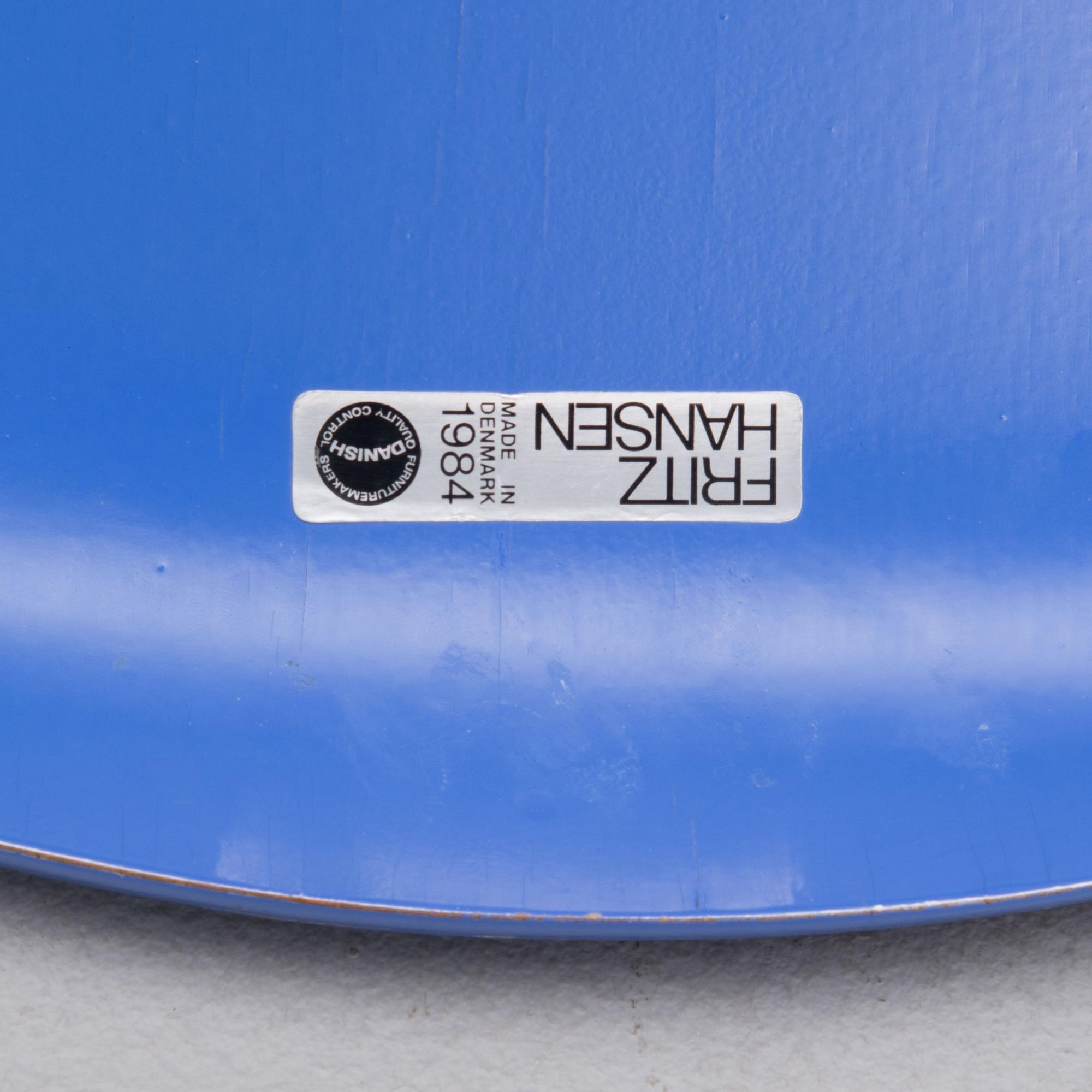 ARNE JACOBSEN, TUOLEJA, 4 kpl, "Sjuan", valmistajan merkinnät, Fritz Hansen, Tanska, 1980-luku.