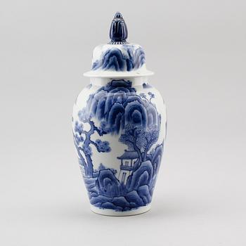 LOCKURNA, porslin; Kina, 1900-tal.