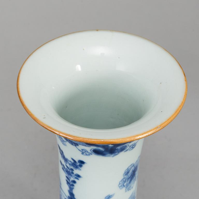 TRUMPETVAS, porslin. Qingdynastin, Qianlong (1736-95), samt DOSA, lack, tidigt 1900-tal.