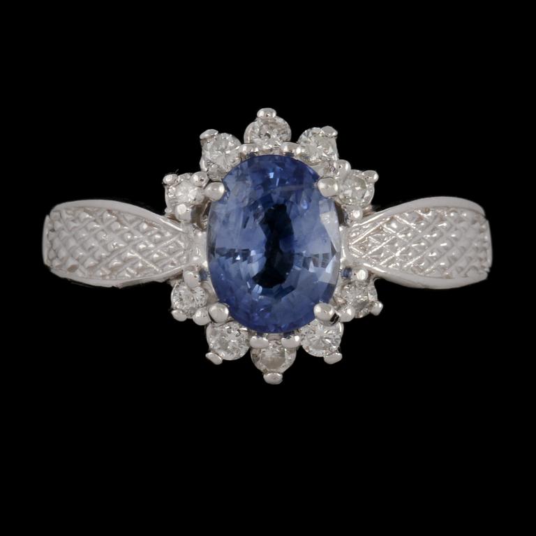 RING, 14k vitguld med fasettslipad tanzanit och 10 briljantslipade diamanter. Vikt 4 g.