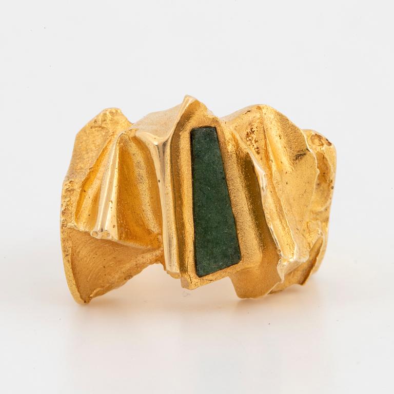 An 18K Lapponia ring set with zoisite "Pagodi".