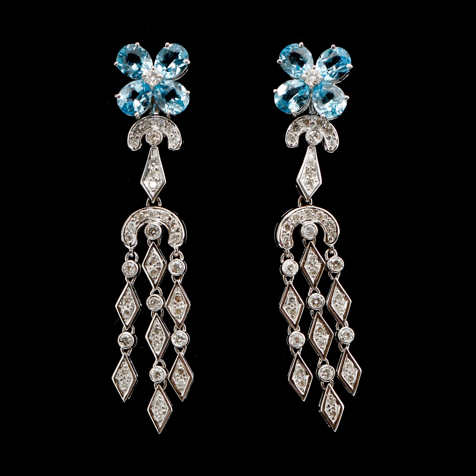 ÖRHÄNGEN, 1 par, 18 k, med topaser 4.40 ct samt briljanter 1.18 ct.