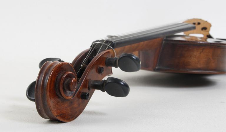 FIOL MED STRÅKE, trä.