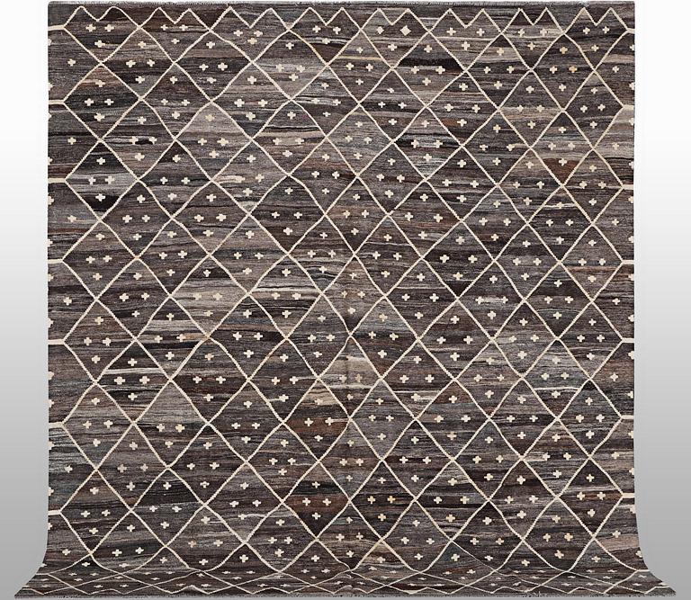 Matta, Kelim, ca 297 x 262 cm.