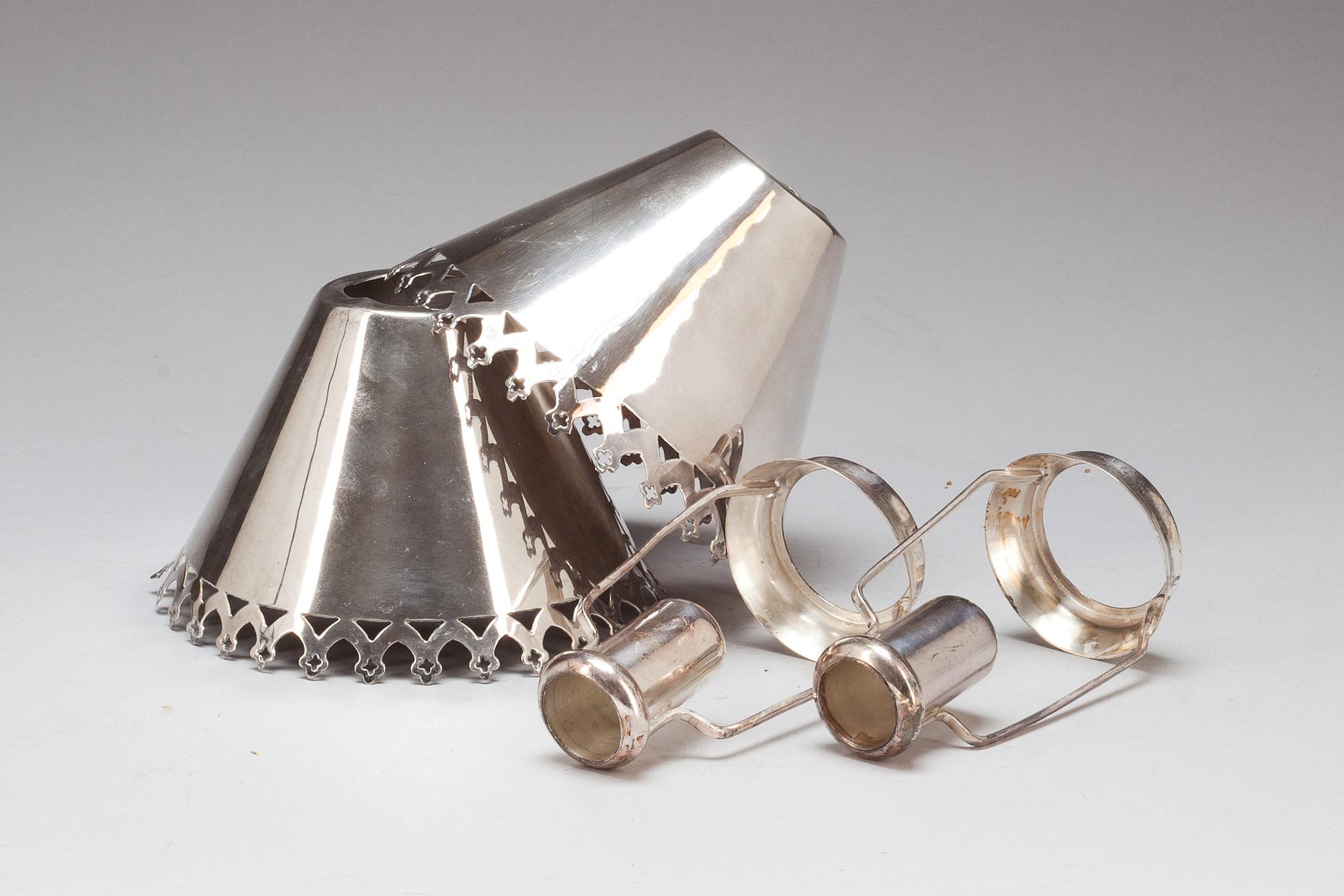 LJUSSKÄRMAR, ett par. Pläter, England.