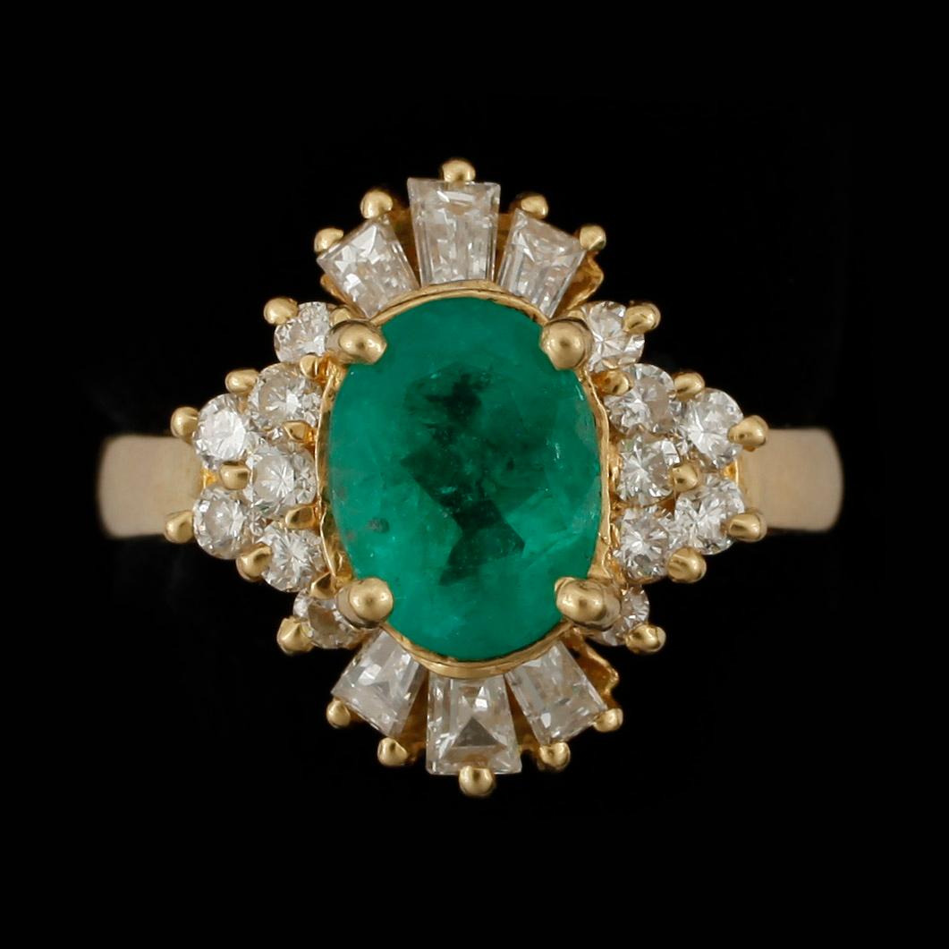 RING, 18k guld med oval smaragd och olikslipade diamanter. Vikt ca 5,7 gram.