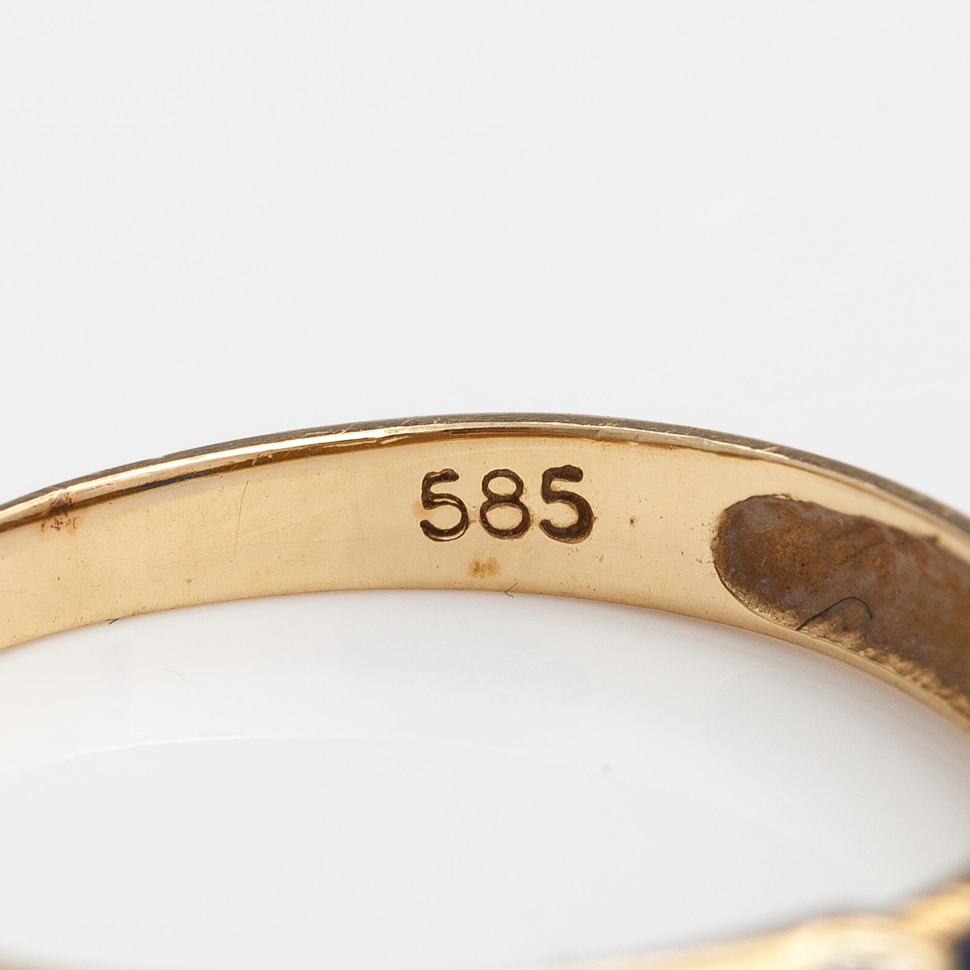 SORMUS, 14K kultaa, safiiri, timantteja n. 0.015 ct yht. Kultakeskus, Hämeenlinna 1999.